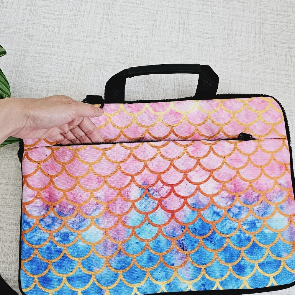 🆑️3/$15 NWOT Mermaid Pattern Pink Blue Gradient Gold Outline Laptop Carrier Bag